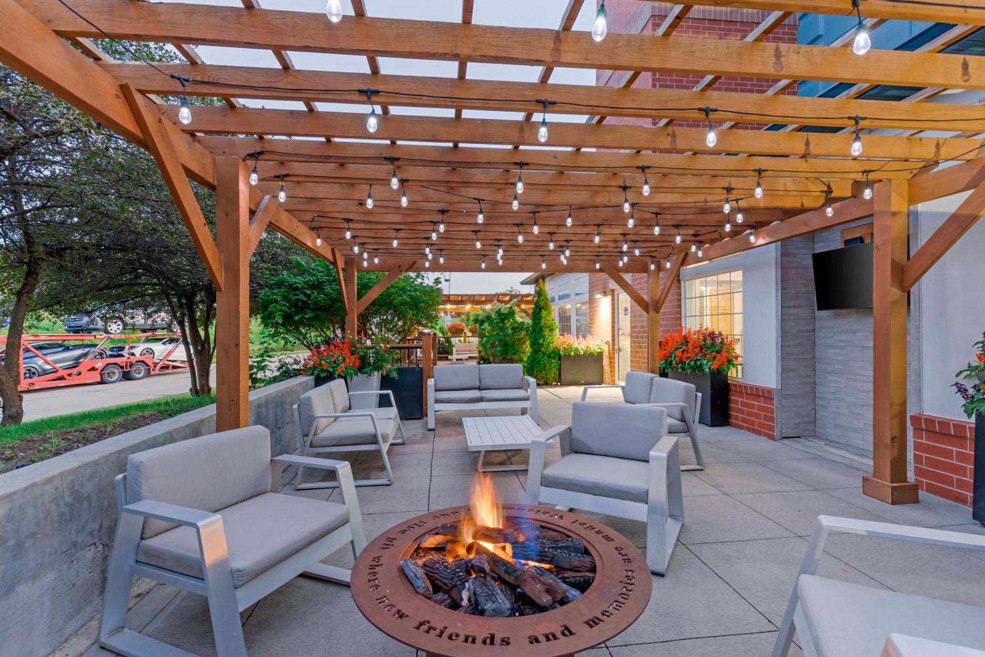 Best Western Plus Des Moines West Inn & Suites Clive Exterior photo