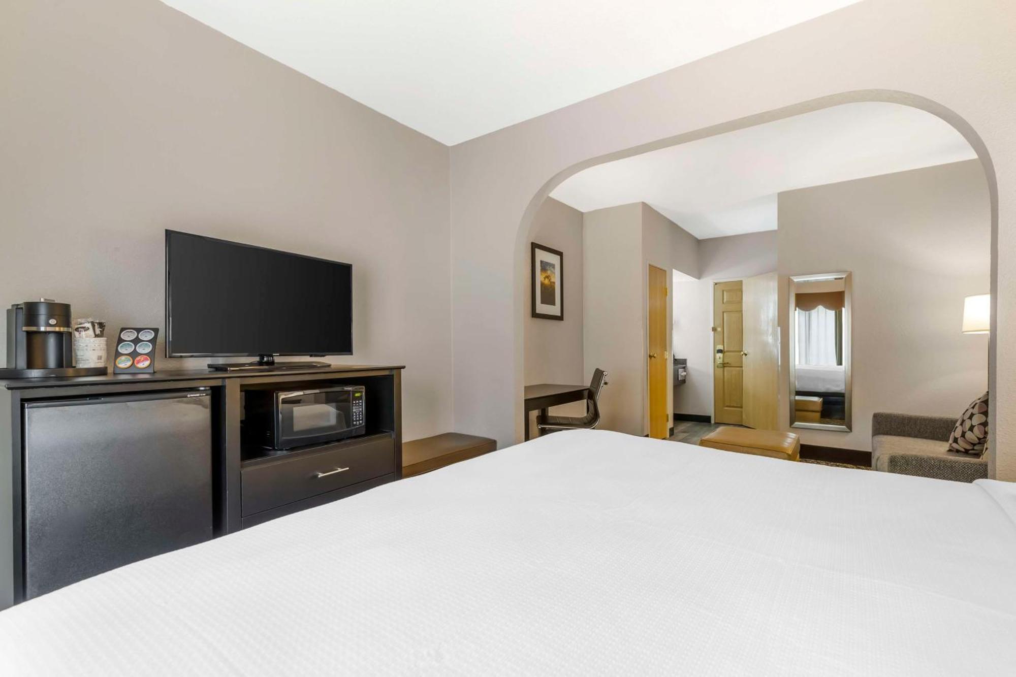 Best Western Plus Des Moines West Inn & Suites Clive Exterior photo