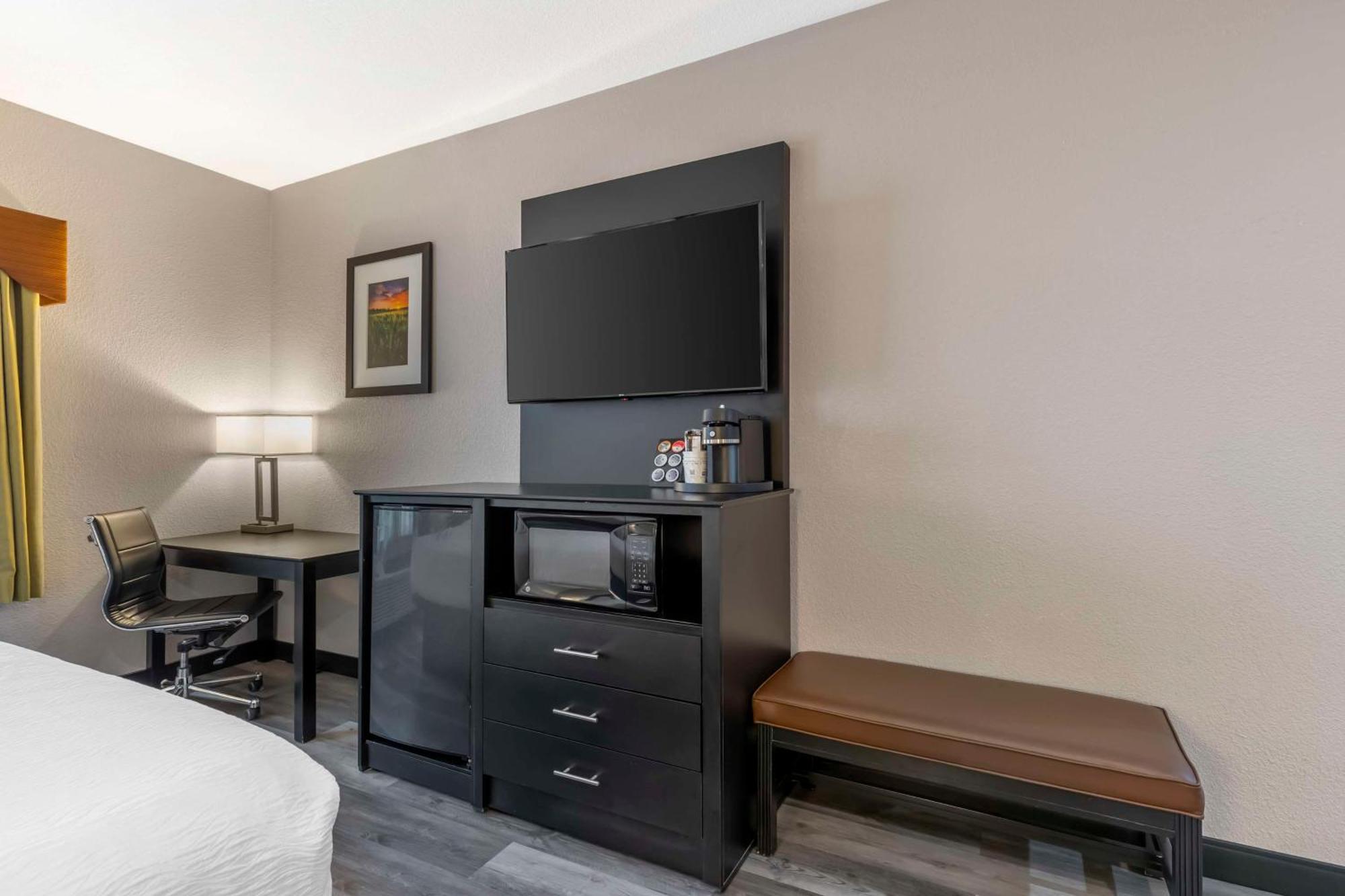 Best Western Plus Des Moines West Inn & Suites Clive Exterior photo